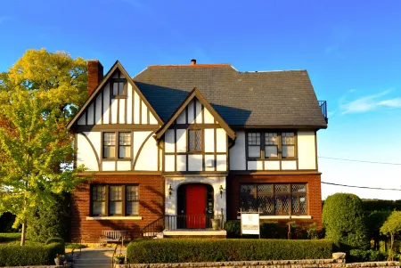 Bluff View Inn Отели рядом с достопримечательностью «Водопады Раби»