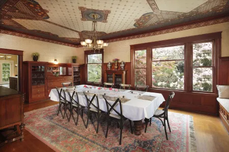 Calderwood Inn Отели рядом с достопримечательностью «Healdsburg Ridge Open Space Preserve»