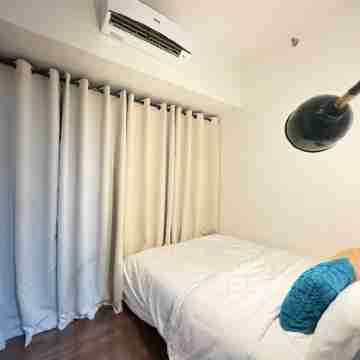 Entire Room in Makati Center with FAST WIFI Rooms