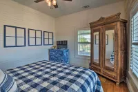 Hot Tub & Game Room: Schulenburg Retreat - balcony
