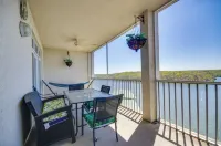 Lakefront Osage Beach Condo Balcony and Pool Access - Træningscentre