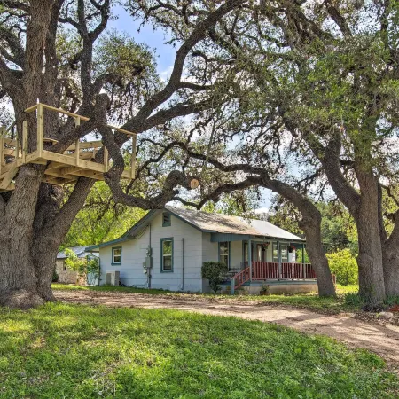 Betty B's River House < 1 Mi to Blanco State Park!
