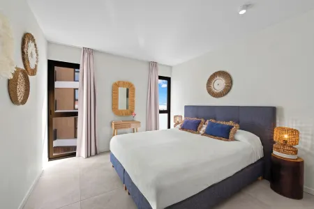 The Wharf 7E city apartment, overlooking Annabay, downtown Willemstad