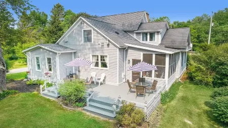 Charming 4-bedroom cottage in South Haven -- 2 miles from beach and downtown.