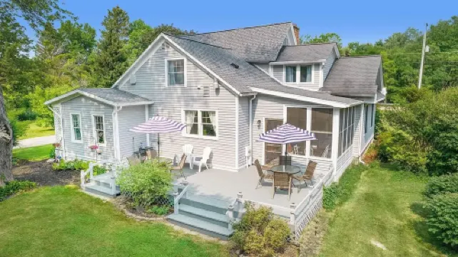 Charming 4-bedroom cottage in South Haven -- 2 miles from beach and downtown.