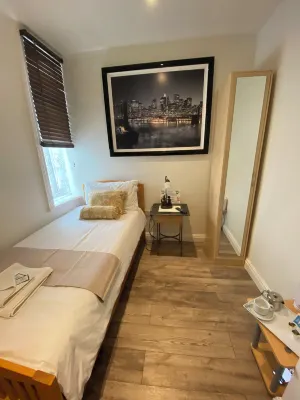 Alexander Hotel