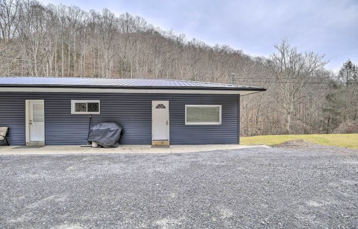 Mullens Cabin w/ Gas Grill & Mountain Views!