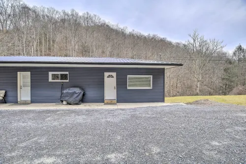 Mullens Cabin w/ Gas Grill & Mountain Views! - 3-Star