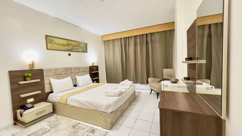 Gaddis Hotel, Suites and Apartments
