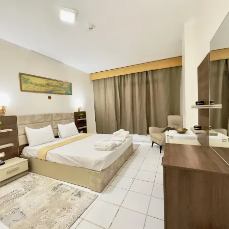 Gaddis Hotel, Suites and Apartments