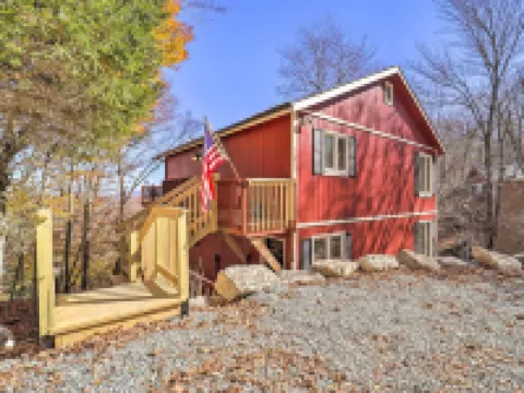 Mtn-View Cabin w/ Deck, 2 Mi to Beech Mtn Slopes! Hotels in Beech Mountain