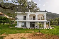 Hill House - 3-Star