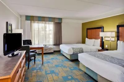 La Quinta Inn & Suites by Wyndham Orlando I Drive/Conv Ctr Hotel dekat Coca-Cola Orlando Eye