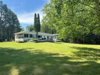 5 star on CATFISH LAKE wet boathouse, sandy beach, 5 bedroom, air cond