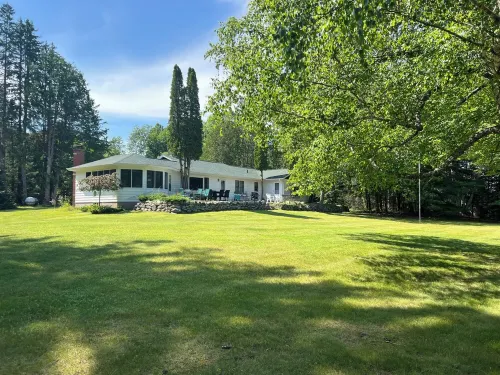 5 star on CATFISH LAKE wet boathouse, sandy beach, 5 bedroom, air cond Các khách sạn ở Lincoln