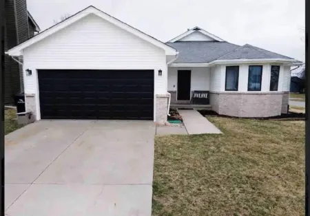 •Vibrant 4 bedroom house 2 king beds in Ankeny•