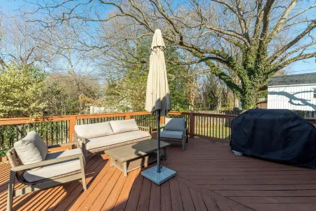 Spacious 4-bedroom house with WiFi, AC in welcoming Winston-Salem, Ardmore