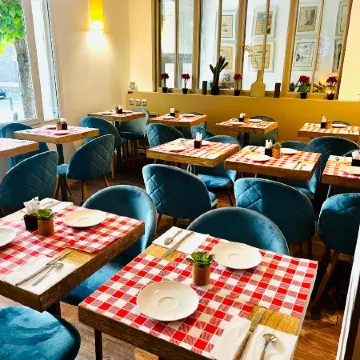 Hotel Douglas Отели рядом со станцией La Defense Station