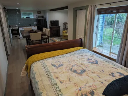 Charming studio. Close to highway and ferries. Отели рядом с достопримечательностью «Бремертон Бордуолк»