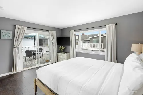 Topside Newport Rooftop Balcony + Ocean Views + Walk to Pier, Marina Village