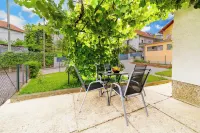 Family Friendly Apartment with Parking - Happy Rentals - Hot Tub