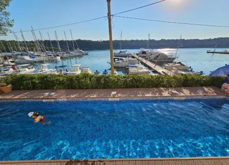 Apartment in Omisalj with Rooftop Terrace Отели в г. Omisalj