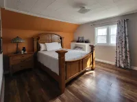 Charmer on 4th · 3Br/2BA · Downtown · Fire Pit · Fenced Yard · Enclosed Porch Hotels in Devils Lake