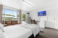 Alexander Motel Hotels in Warwick