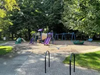 Coastal theme/wooded & large deck/fenced-in yard