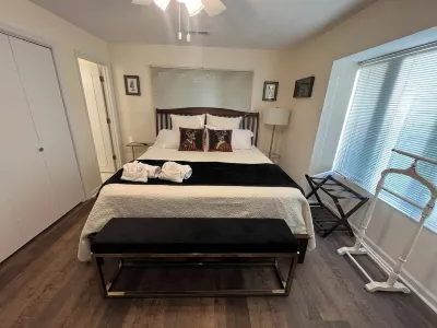 Corner SML Waterfront Penthouse Condo-King Beds Các khách sạn gần The Westlake