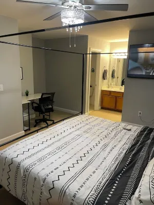 Charming 2-bedroom townhome in wonderful Raleigh with WiFi, AC Institute for Advanced Analytics附近的飯店