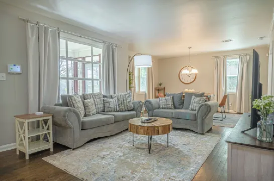 迷人的寬敞帶遊戲室的家