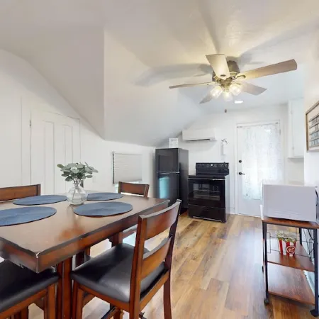 Recovery Loft 1-bedroom apartment in Mansfield with WiFi, AC, Full Kitchen Отели в г. Мансфилд