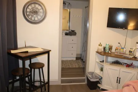 Allie Rose/Cabin 3 Lake Athens/ Canton Trade Days