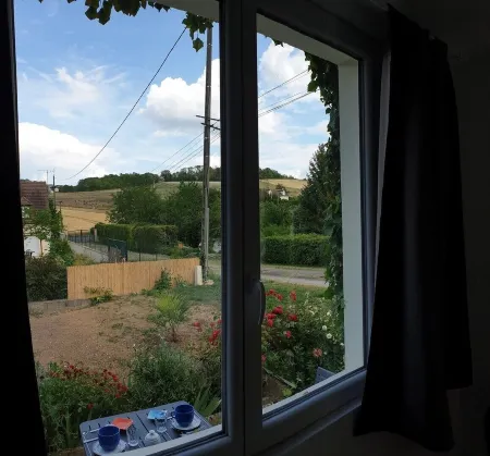 The Maison en Feuilles: a charming retreat with garden, terrace, perfect for 2 Отели в г. Гервиль