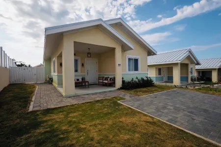 Charming 3-bedroom house with large backyard , WiFi Lucea. Access  pool and Gym