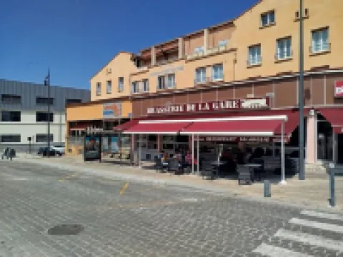 New near train station air conditioning and 3-star balcony