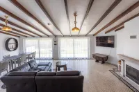 Room with private bathroom and pool view at Casa das Vinhas in Sesimbra