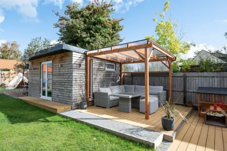 Hot tub, games room & cinema in Bournemouth Отели рядом с достопримечательностью «Артс Юниверсити Борнмут»