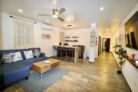 Charming & Spacious 2-bedroom Apartment Near Ocean-Starfish Villa