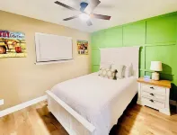 Entertainment District Retreat in Arlington- Short walk to the stadiums!