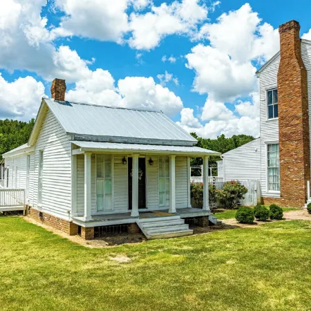 Charming 1-bedroom Pearl Cottage with WiFi in the historic Casey Jones Village