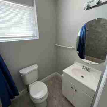 Lovely 3b apartment with free parking on premises! Rooms