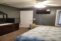 Mini Oasis at Paradise- a cozy studio in the clothing-optional Paradise Lakes