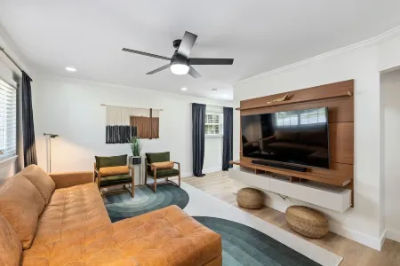 Cozy Mid Century Home 15 min from the beach