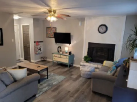 ​Work Crew Special: Monthly Rates Full Kitchen & Laundry 道格拉斯酒店