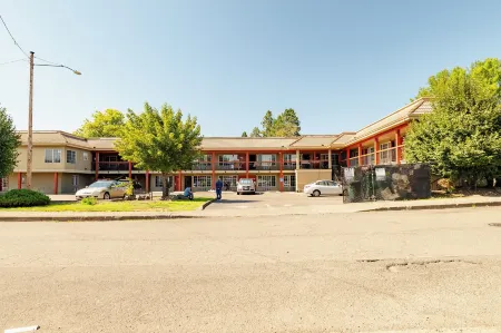 Rose City Inn and Suites Отели рядом с достопримечательностью «Mary S. Young Park»