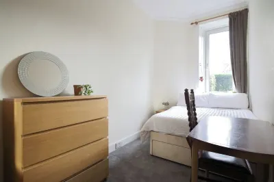 Peaceful 3 bed flat Hotels in Morningside