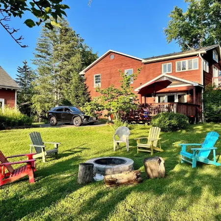 Spacious Hudson Valley retreat. Relax by the fire and enjoy the wildlife.