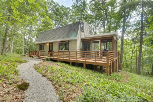 Private Hot Tub & Fire Pit: Family Broadway Cabin - parking